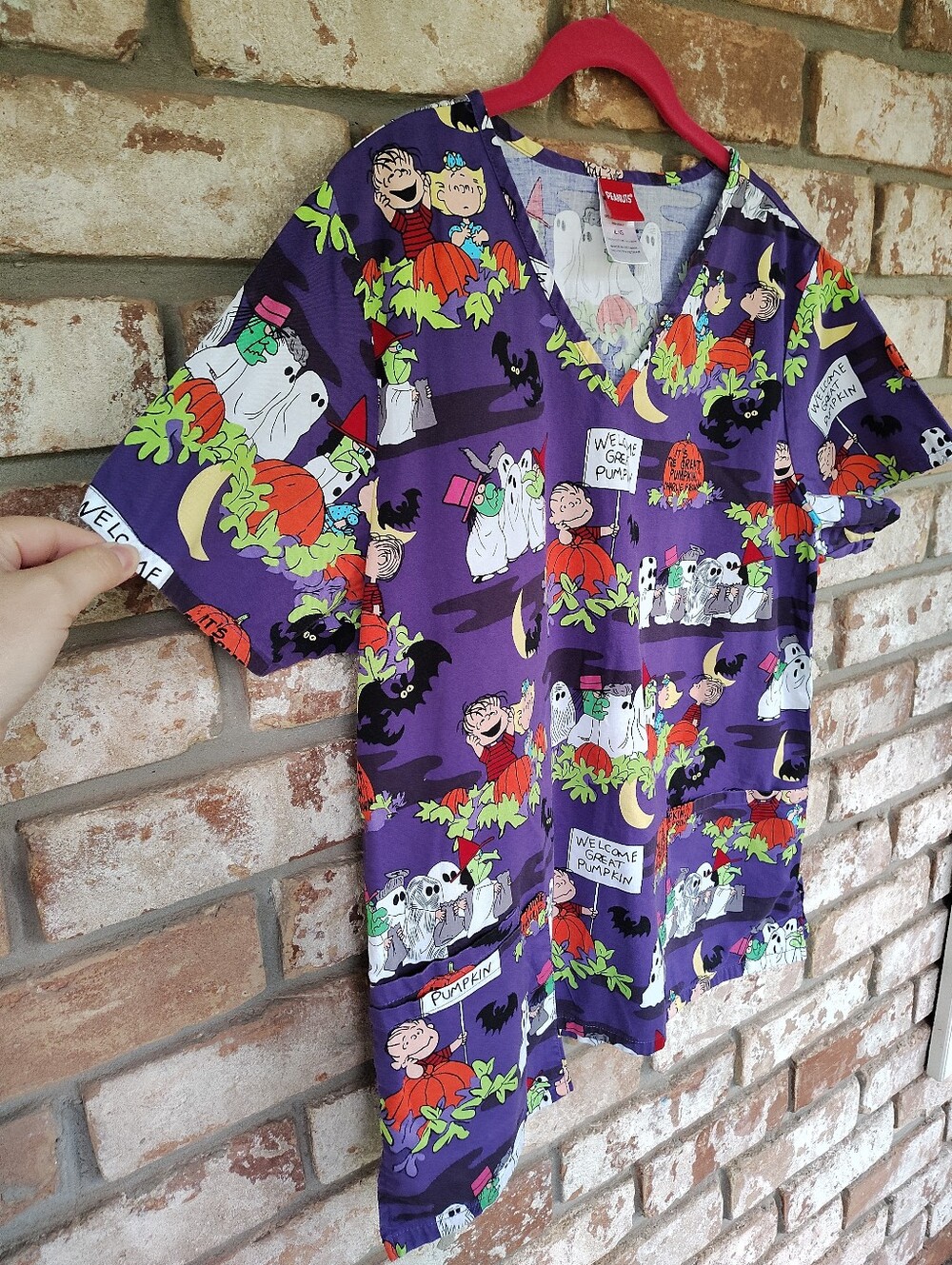 Peanuts Great Pumpkin Charlie Brown Halloween Scrub Top V-Neck Purple Large L - Picture 5 of 7